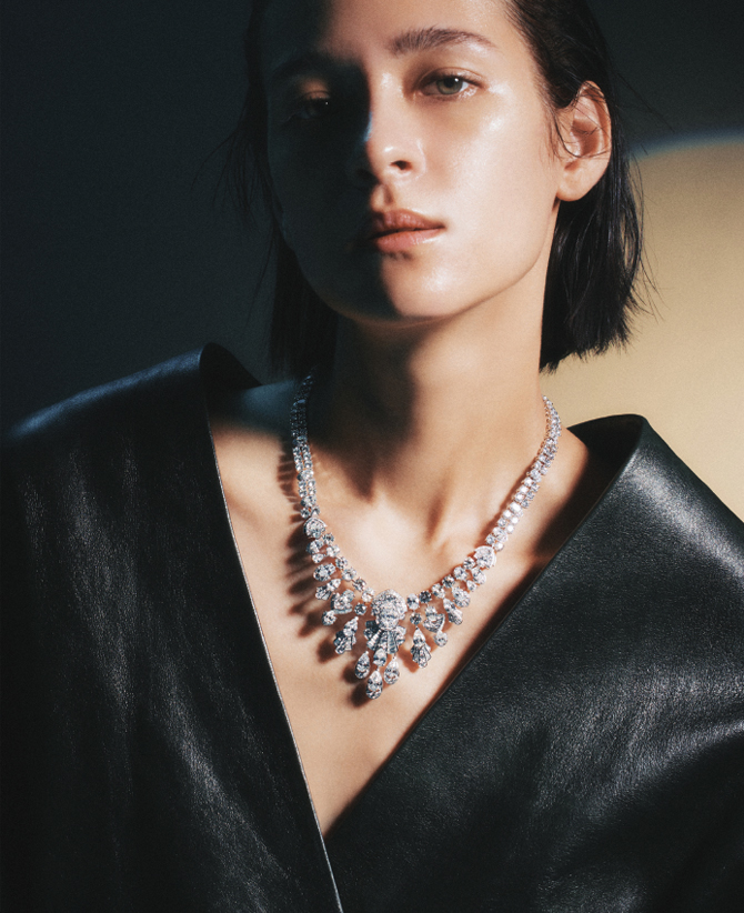 Magazine : A LUSTROUS SCENE
