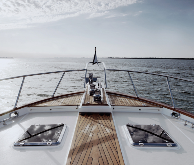 RELAX ON THE YACHT