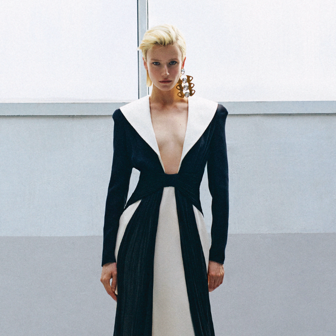 Magazine : WHEN TIME HOLDS