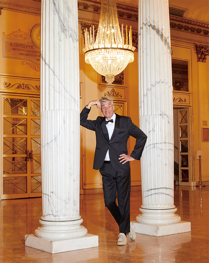 Magazine : 마우리치오 카텔란의 공간적 영감