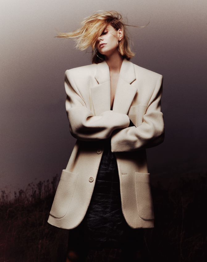 Magazine : Deep in the Shadow